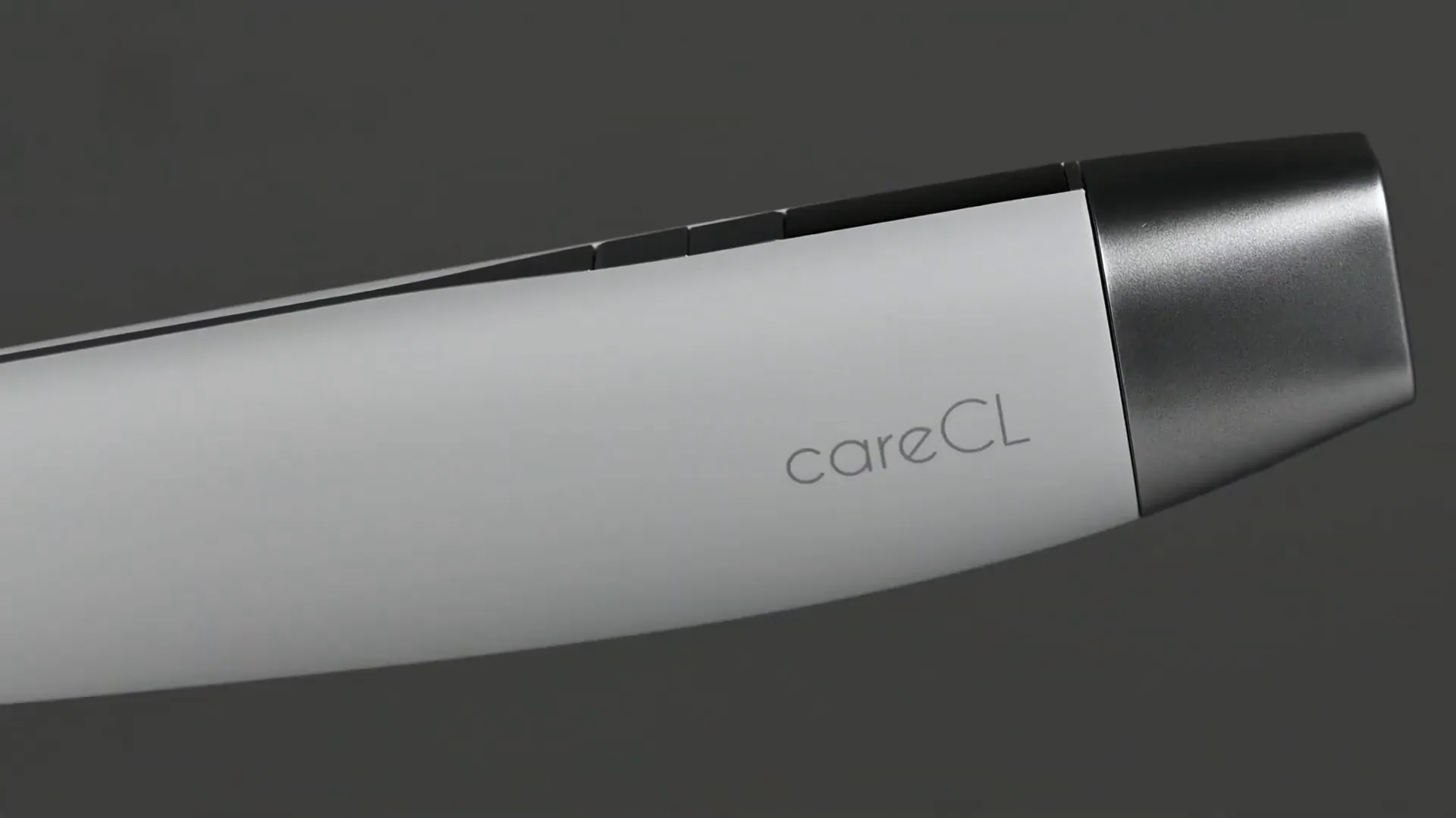 Macro del cuerpo blanco y la punta plateada del TECH FIT con logo careCL