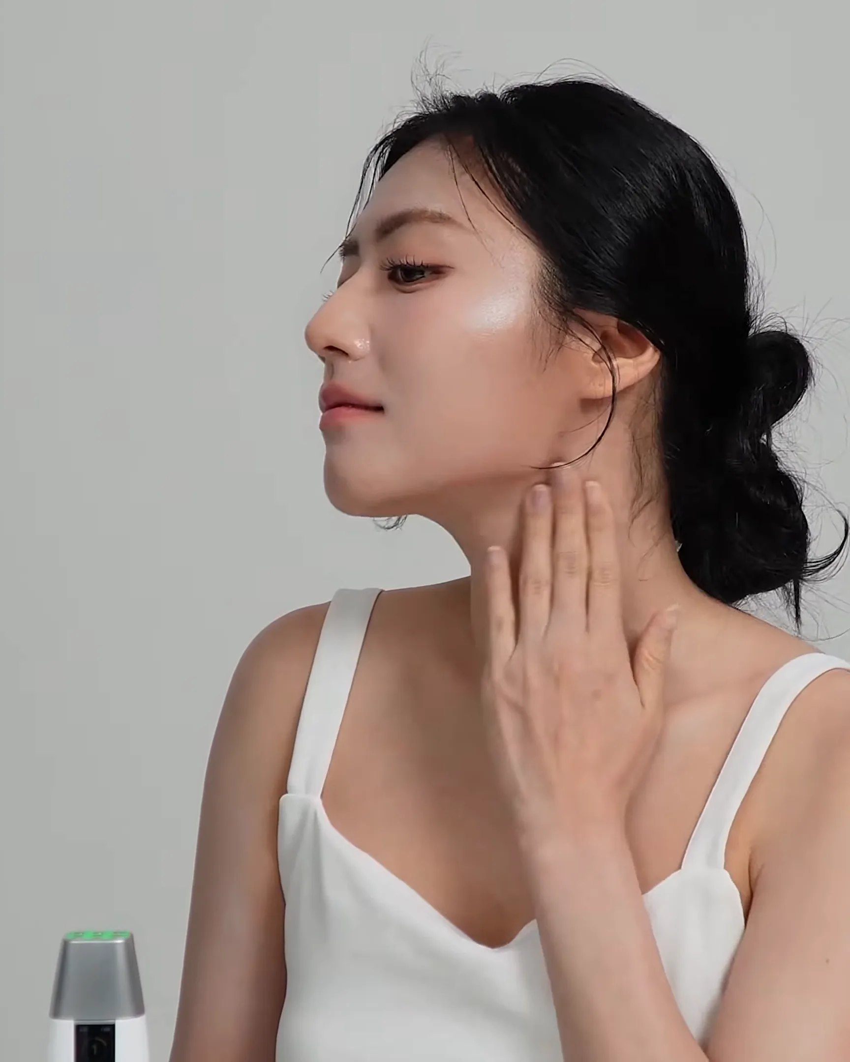 Perfil elegante extendiendo gel en el cuello